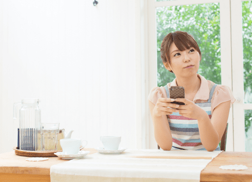 自宅で学習する女性