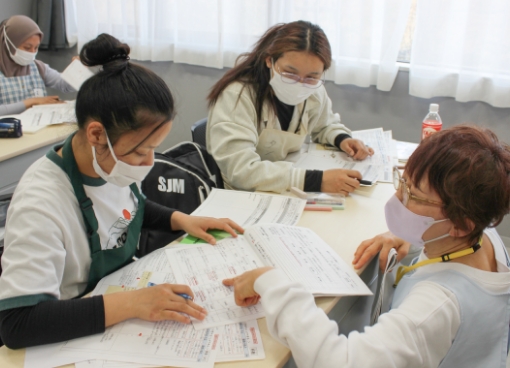 学習する外国人受講生