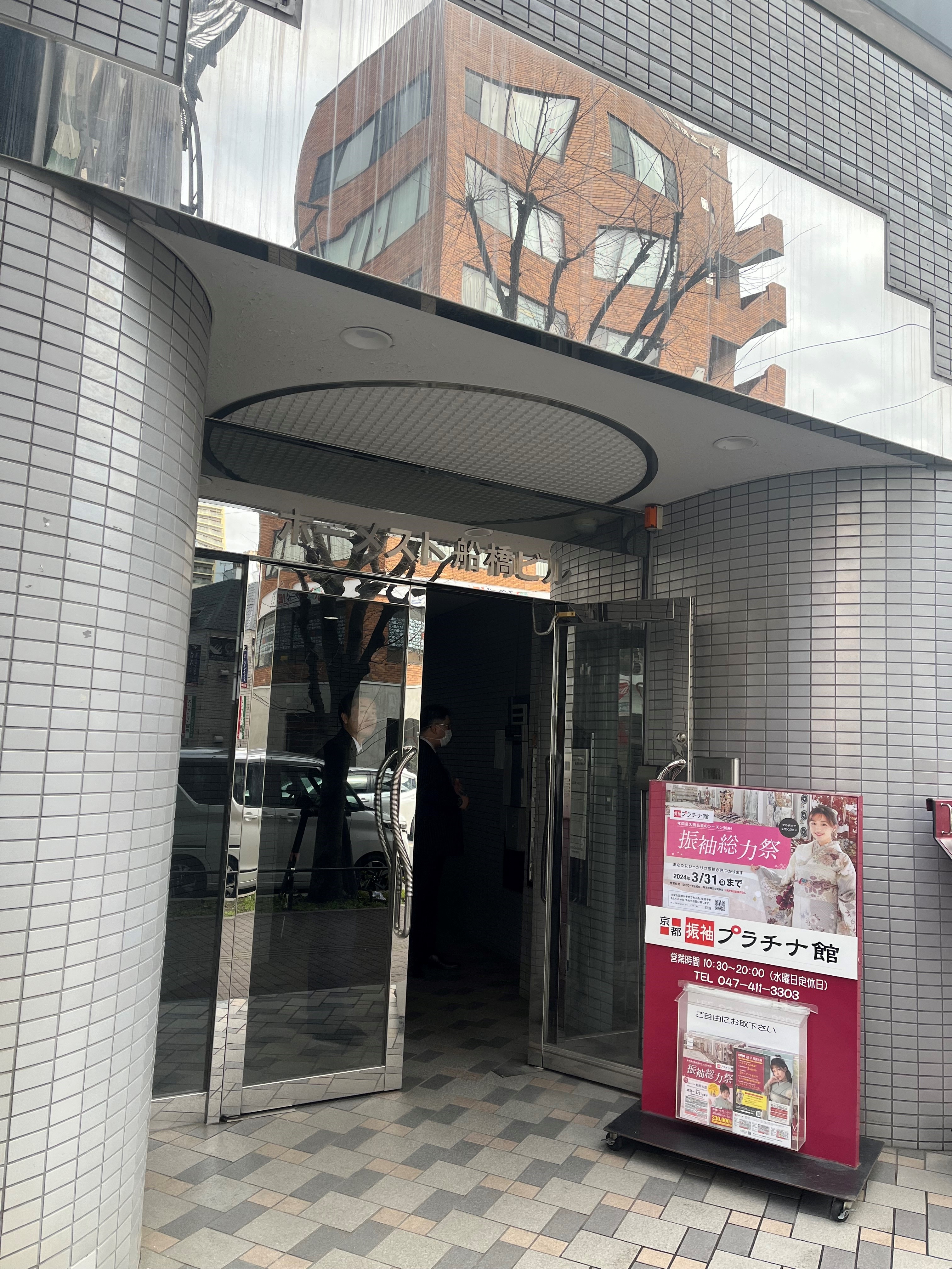 ⑨　正面の入口より入ってエレベーター6階に上がるとそのまま教室に到着です。