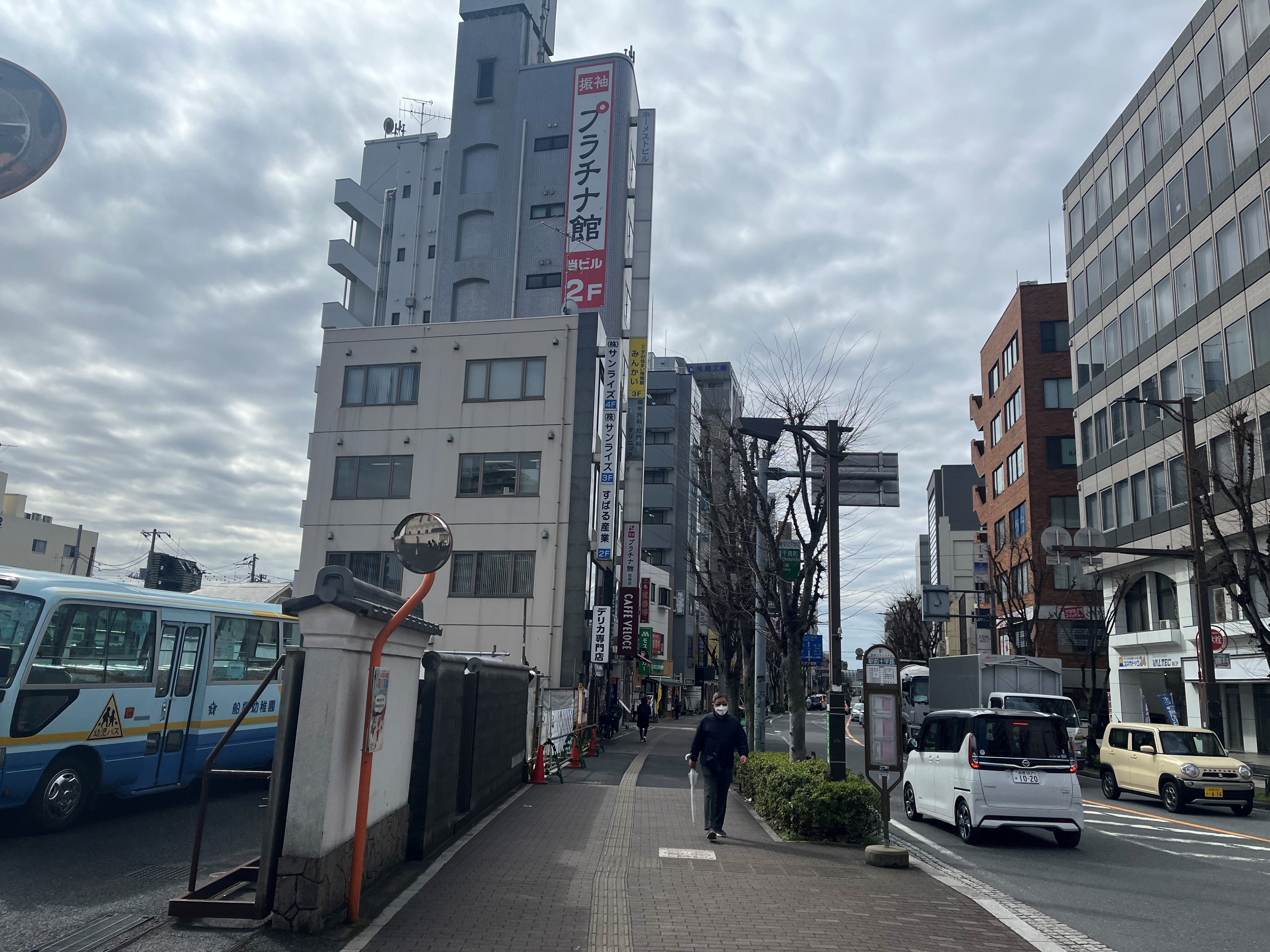 ⑦-4　振袖ぷらちな館の看板を目印に進みます。